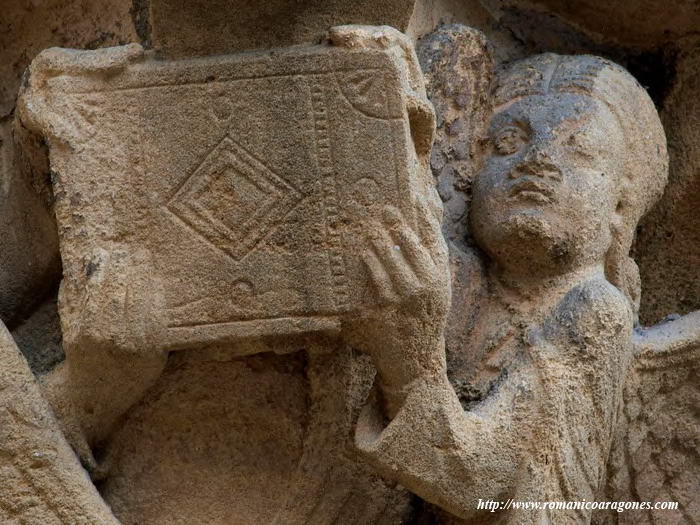 CAPITELES DEL LADO SUR